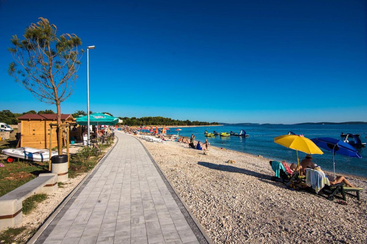 Teuta Apartments - A Beach And A Sea View Peroj Luaran gambar