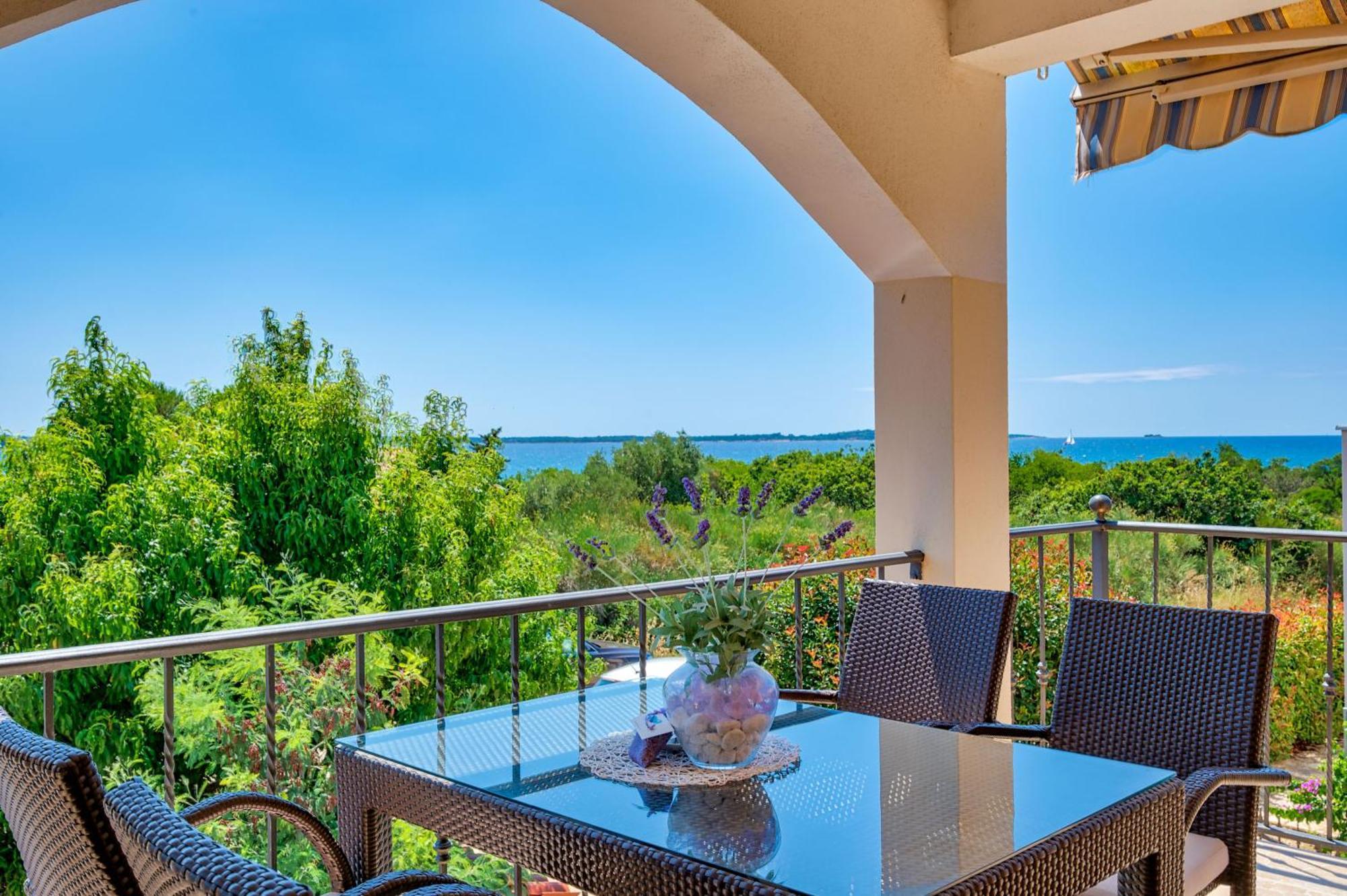 Teuta Apartments - A Beach And A Sea View Peroj Luaran gambar