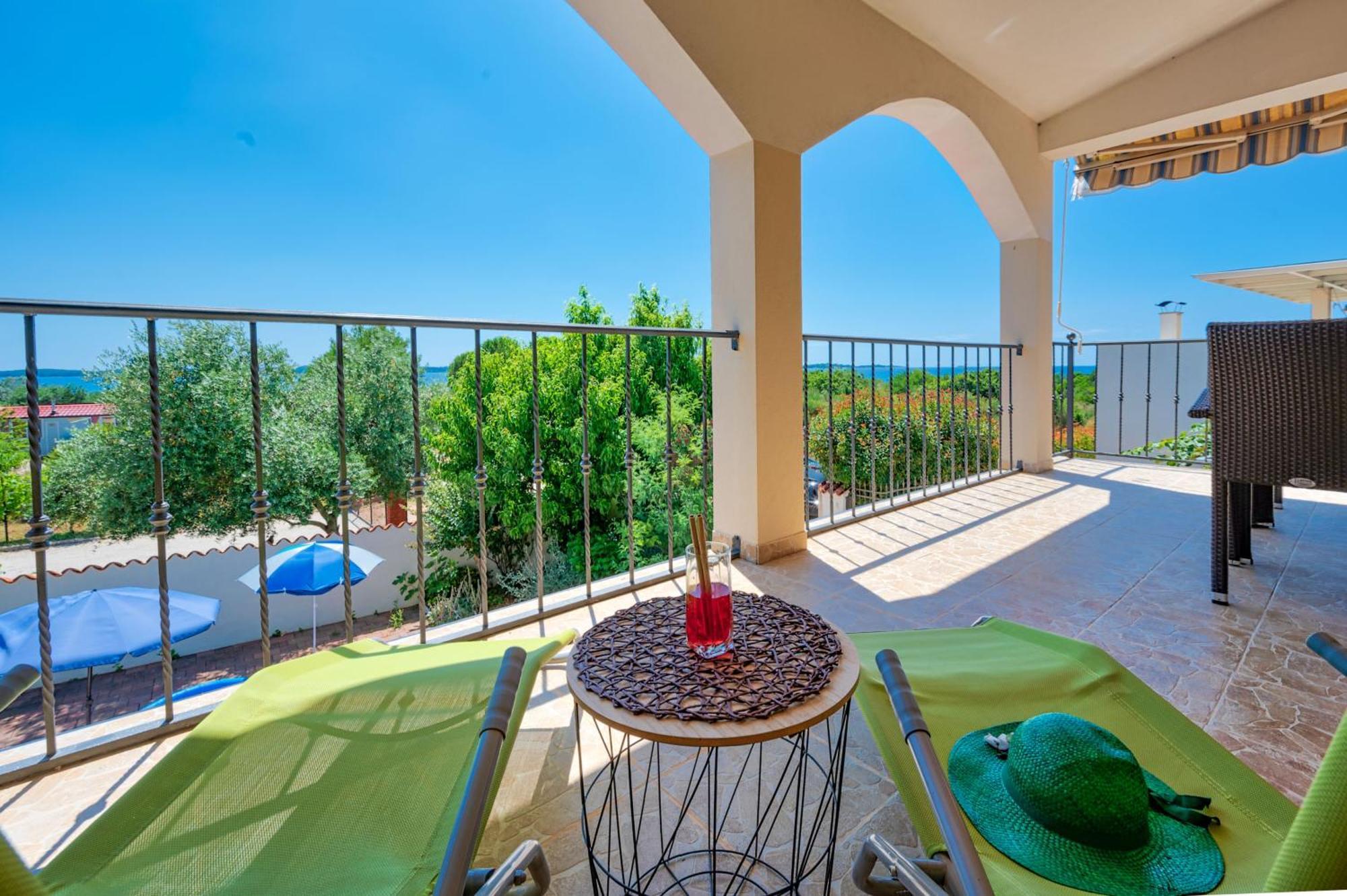 Teuta Apartments - A Beach And A Sea View Peroj Luaran gambar