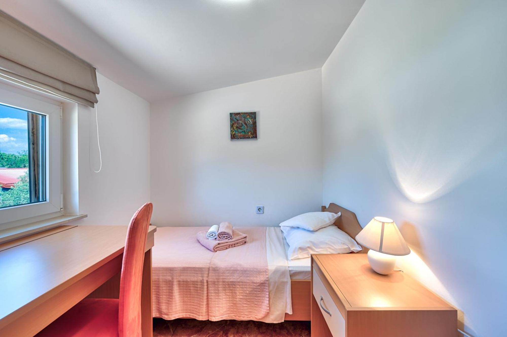 Teuta Apartments - A Beach And A Sea View Peroj Luaran gambar