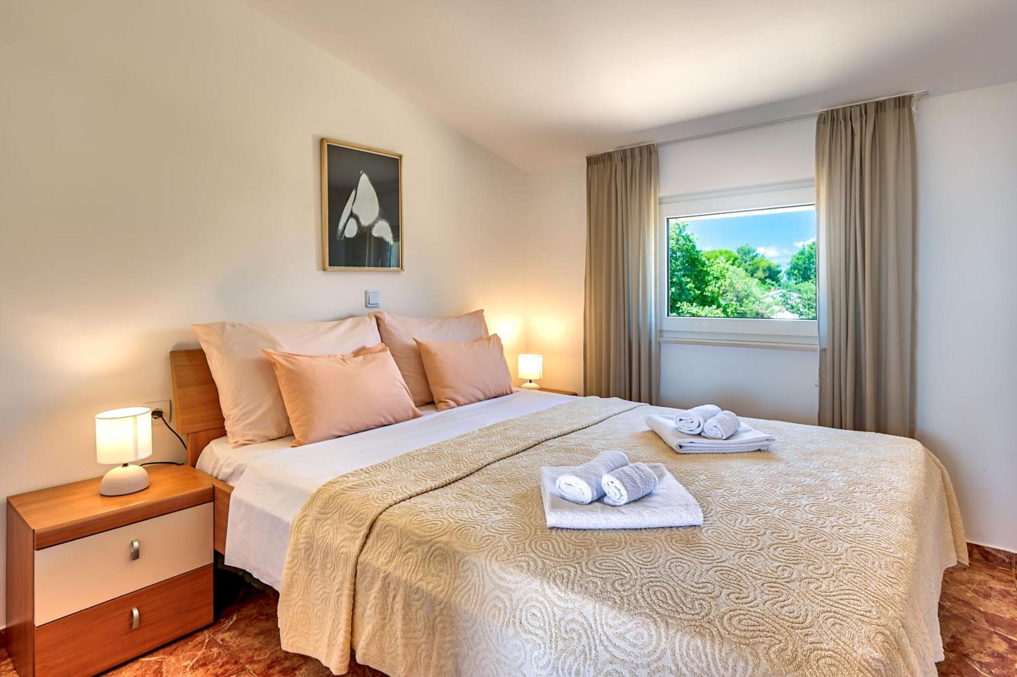 Teuta Apartments - A Beach And A Sea View Peroj Luaran gambar