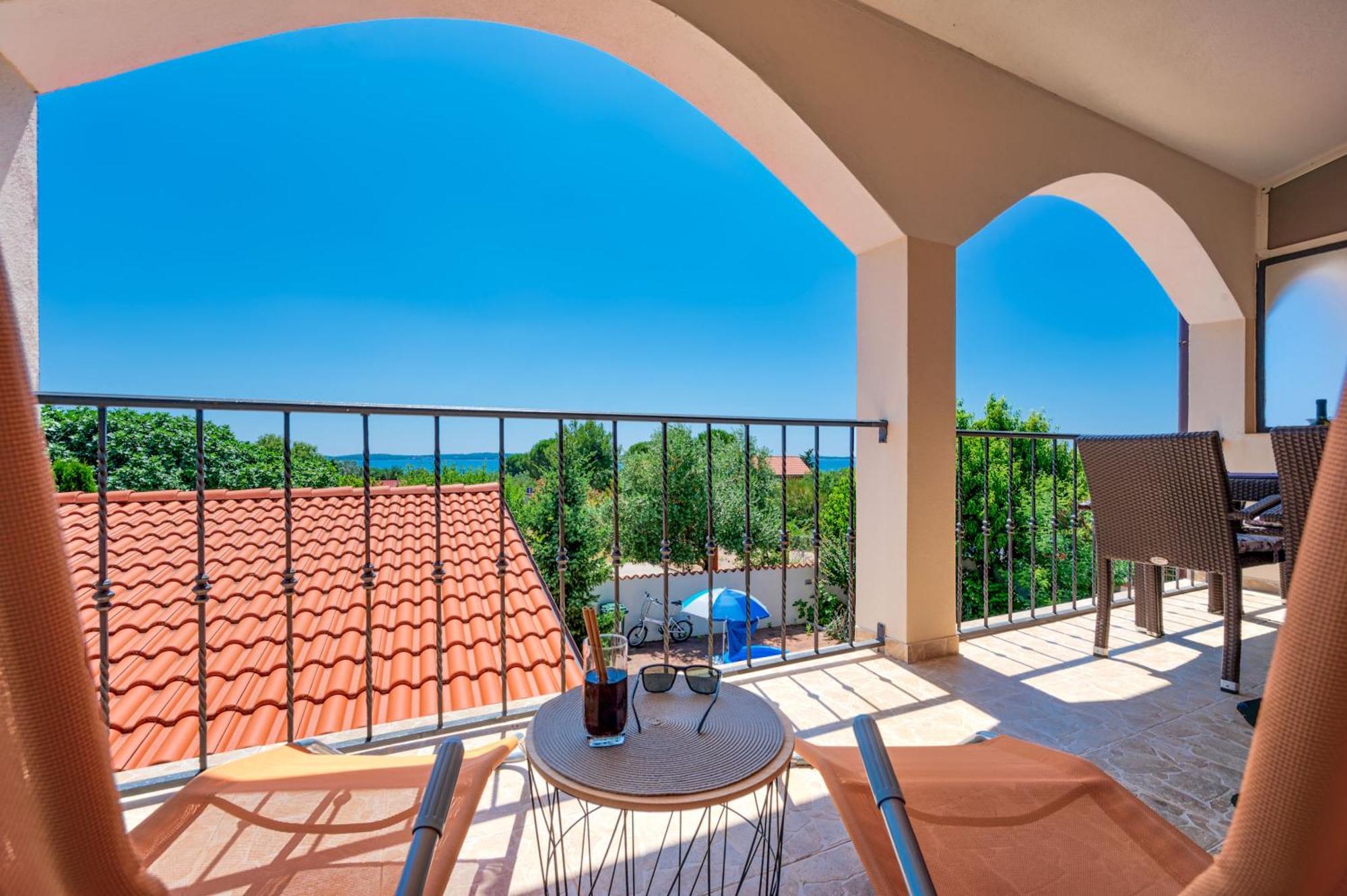 Teuta Apartments - A Beach And A Sea View Peroj Luaran gambar