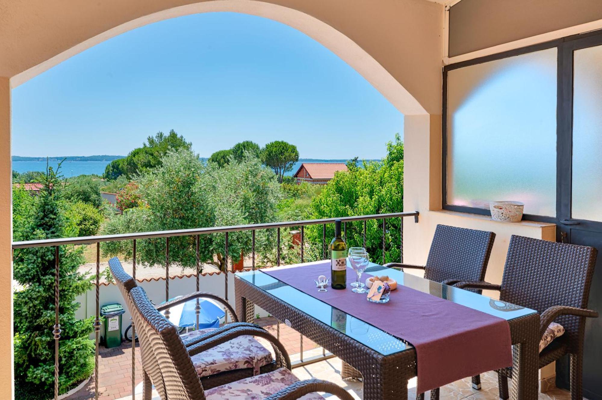 Teuta Apartments - A Beach And A Sea View Peroj Luaran gambar