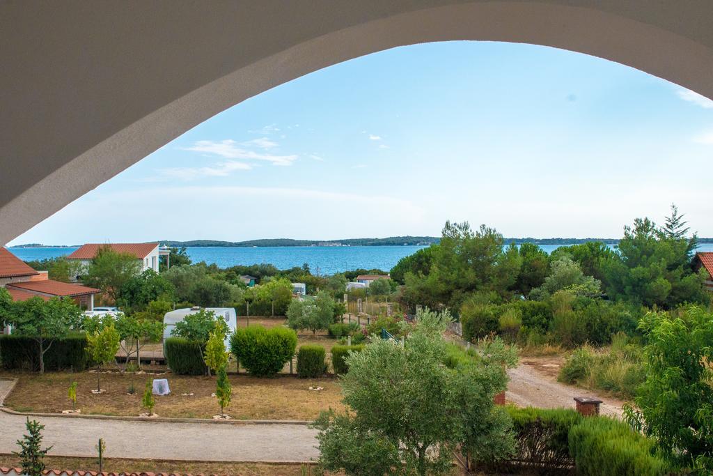 Teuta Apartments - A Beach And A Sea View Peroj Luaran gambar